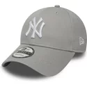 gorra-curva-gris-ajustable-9forty-essential-de-new-york-yankees-mlb-de-new-era