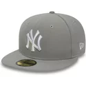 gorra-plana-gris-ajustada-con-logo-blanco-59fifty-essential-de-new-york-yankees-mlb-de-new-era