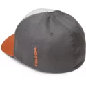 gorra-curva-gris-ajustada-con-visera-naranja-full-stone-xfit-copper-de-volcom