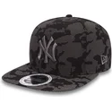 gorra-plana-negra-snapback-con-logo-gris-9fifty-night-time-reflective-de-new-york-yankees-mlb-de-new-era