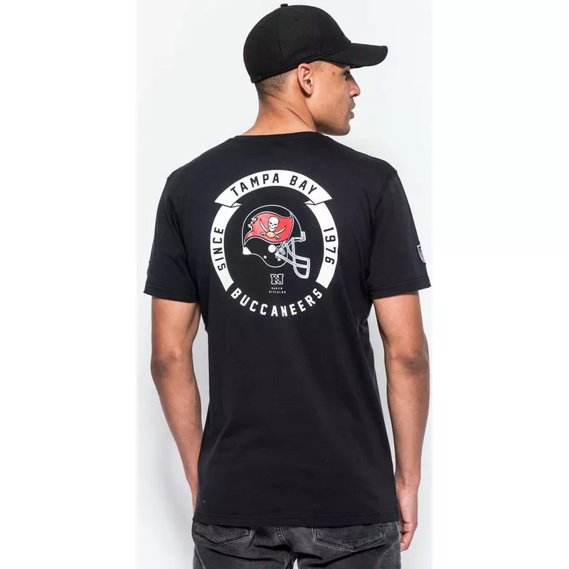 camiseta-manga-corta-negra-helmet-logo-de-tampa-bay-buccaneers-nfl-de-new-era
