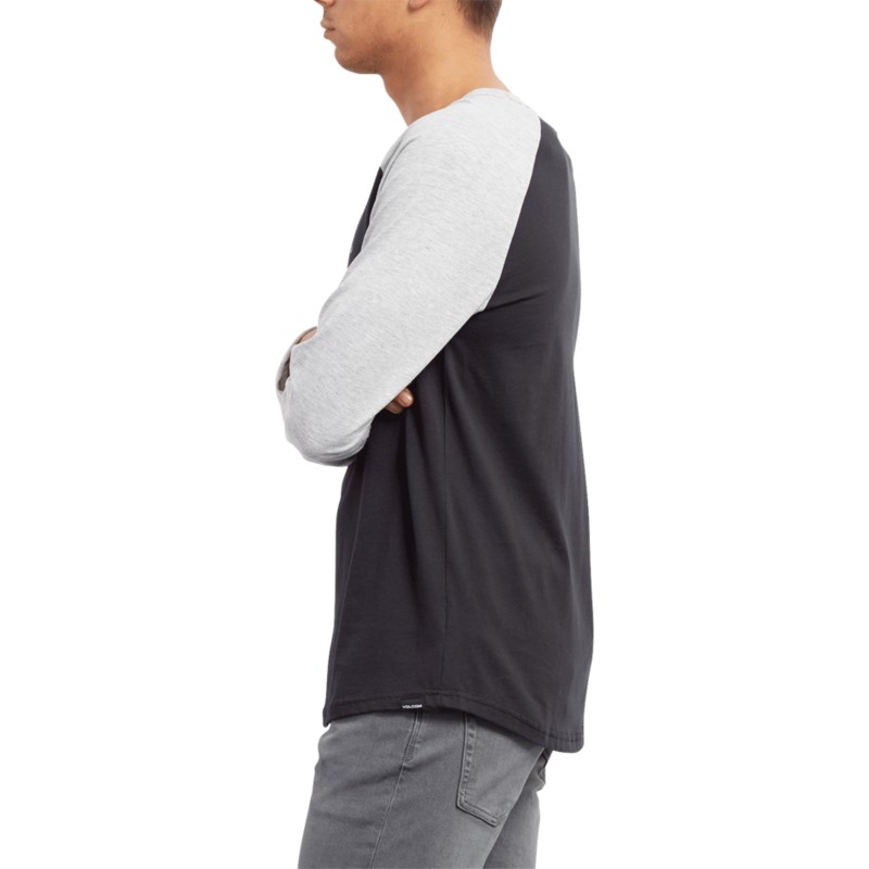 camiseta-manga-larga-negra-y-gris-pen-black-de-volcom