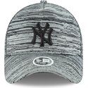 gorra-curva-gris-ajustable-con-logo-negro-9forty-engineered-fit-de-new-york-yankees-mlb-de-new-era