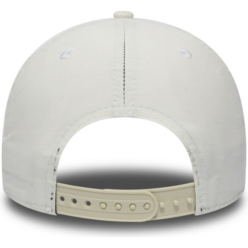 gorra-curva-blanca-snapback-con-logo-granate-9fifty-nylon-pre-curved-fit-de-new-york-yankees-mlb-de-new-era
