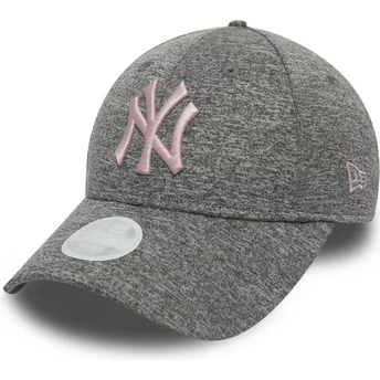 Gorra curva gris ajustable con logo rosa 9FORTY Tech Jersey de New York Yankees MLB de New Era
