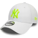 gorra-curva-blanca-ajustable-con-logo-verde-9forty-league-essential-neon-de-new-york-yankees-mlb-de-new-era