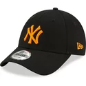 gorra-curva-negra-ajustable-con-logo-naranja-9forty-league-essential-neon-de-new-york-yankees-mlb-de-new-era