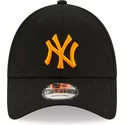 gorra-curva-negra-ajustable-con-logo-naranja-9forty-league-essential-neon-de-new-york-yankees-mlb-de-new-era