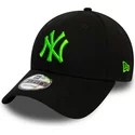 gorra-curva-negra-ajustable-con-logo-verde-9forty-league-essential-neon-de-new-york-yankees-mlb-de-new-era
