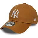 gorra-curva-marron-trigo-ajustable-9forty-league-essential-de-new-york-yankees-mlb-de-new-era
