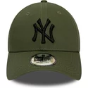 gorra-curva-verde-ajustable-con-logo-negro-9forty-league-essential-de-new-york-yankees-mlb-de-new-era