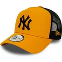 gorra-trucker-naranja-con-logo-negro-league-essential-a-frame-de-new-york-yankees-mlb-de-new-era