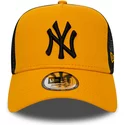 gorra-trucker-naranja-con-logo-negro-league-essential-a-frame-de-new-york-yankees-mlb-de-new-era