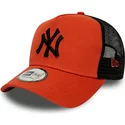 gorra-trucker-roja-con-logo-negro-league-essential-a-frame-de-new-york-yankees-mlb-de-new-era