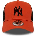 gorra-trucker-roja-con-logo-negro-league-essential-a-frame-de-new-york-yankees-mlb-de-new-era