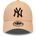 gorra-curva-rosa-claro-ajustable-con-logo-negro-9forty-league-essential-de-new-york-yankees-mlb-de-new-era