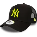gorra-trucker-negra-con-logo-amarillo-league-essential-a-frame-de-new-york-yankees-mlb-de-new-era