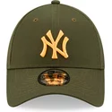 gorra-curva-verde-ajustable-con-logo-naranja-9forty-league-essential-de-new-york-yankees-mlb-de-new-era