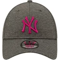 gorra-curva-gris-ajustable-con-logo-rosa-9forty-shadow-tech-de-new-york-yankees-mlb-de-new-era