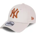 gorra-curva-beige-ajustable-para-nino-con-logo-marron-9forty-league-essential-de-new-york-yankees-mlb-de-new-era