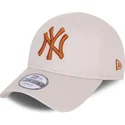 gorra-curva-beige-ajustable-para-nino-pequeno-con-logo-marron-9forty-league-essential-de-new-york-yankees-mlb-de-new-era