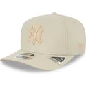 gorra-curva-beige-snapback-9fifty-stretch-snap-league-essential-de-new-york-yankees-mlb-de-new-era