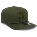 gorra-curva-verde-snapback-con-logo-verde-9fifty-stretch-snap-league-essential-de-new-york-yankees-mlb-de-new-era