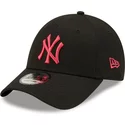 gorra-curva-negra-snapback-con-logo-rosa-9forty-black-base-de-new-york-yankees-mlb-de-new-era