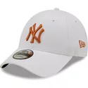 gorra-curva-blanca-ajustable-con-logo-marron-9forty-league-essential-de-new-york-yankees-mlb-de-new-era