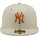 gorra-plana-gris-ajustada-con-logo-marron-59fifty-league-essential-de-new-york-yankees-mlb-de-new-era