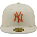 gorra-plana-gris-ajustada-con-logo-marron-59fifty-league-essential-de-new-york-yankees-mlb-de-new-era