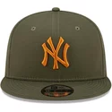 gorra-plana-verde-snapback-con-logo-naranja-9fifty-league-essential-de-new-york-yankees-mlb-de-new-era