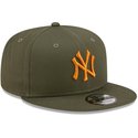 gorra-plana-verde-snapback-con-logo-naranja-9fifty-league-essential-de-new-york-yankees-mlb-de-new-era