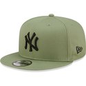 gorra-plana-verde-snapback-con-logo-negro-9fifty-league-essential-de-new-york-yankees-mlb-de-new-era