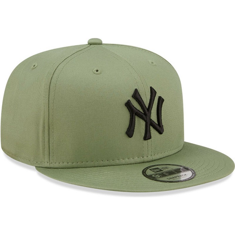 gorra-plana-verde-snapback-con-logo-negro-9fifty-league-essential-de-new-york-yankees-mlb-de-new-era