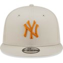 gorra-plana-beige-snapback-con-logo-naranja-9fifty-league-essential-de-new-york-yankees-mlb-de-new-era