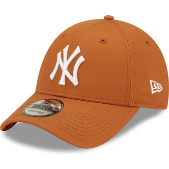 Gorra curva marrón ajustable 9FORTY League Essential de New York Yankees MLB de New Era