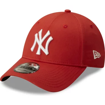 Gorra curva roja oscuro ajustable 9FORTY League Essential de New York Yankees MLB de New Era