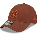 gorra-curva-marron-ajustable-con-logo-marron-9forty-league-essential-de-new-york-yankees-mlb-de-new-era