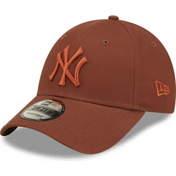 Gorra curva marrón ajustable con logo marrón 9FORTY League Essential de New York Yankees MLB de New Era
