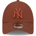 gorra-curva-marron-ajustable-con-logo-marron-9forty-league-essential-de-new-york-yankees-mlb-de-new-era