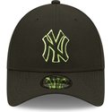 gorra-curva-negra-snapback-con-logo-verde-9forty-neon-pack-repreve-de-new-york-yankees-mlb-de-new-era