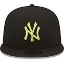 gorra-plana-negra-snapback-con-logo-verde-9fifty-league-essential-de-new-york-yankees-mlb-de-new-era