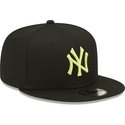 gorra-plana-negra-snapback-con-logo-verde-9fifty-league-essential-de-new-york-yankees-mlb-de-new-era