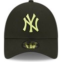 gorra-curva-negra-ajustable-con-logo-verde-9forty-league-essential-de-new-york-yankees-mlb-de-new-era