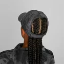 gorra-curva-negra-y-gris-ajustable-para-mujer-ponytail-de-puma
