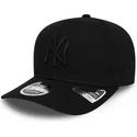gorra-curva-negra-snapback-con-logo-negro-9fifty-tonal-stretch-snap-de-new-york-yankees-mlb-de-new-era