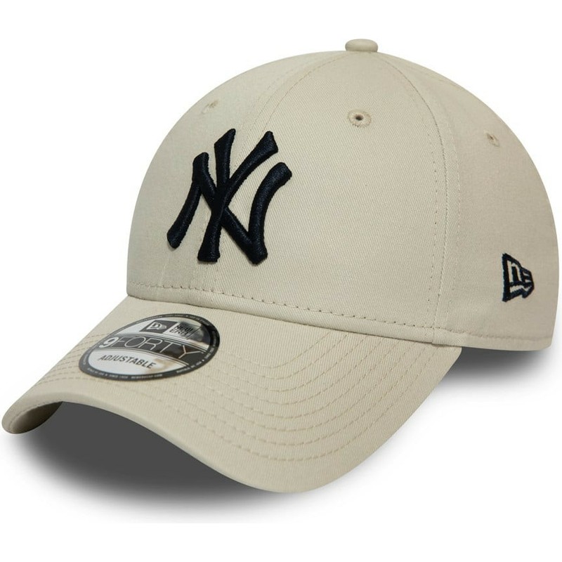 gorra-curva-beige-ajustable-con-logo-negro-9forty-league-essential-de-new-york-yankees-mlb-de-new-era