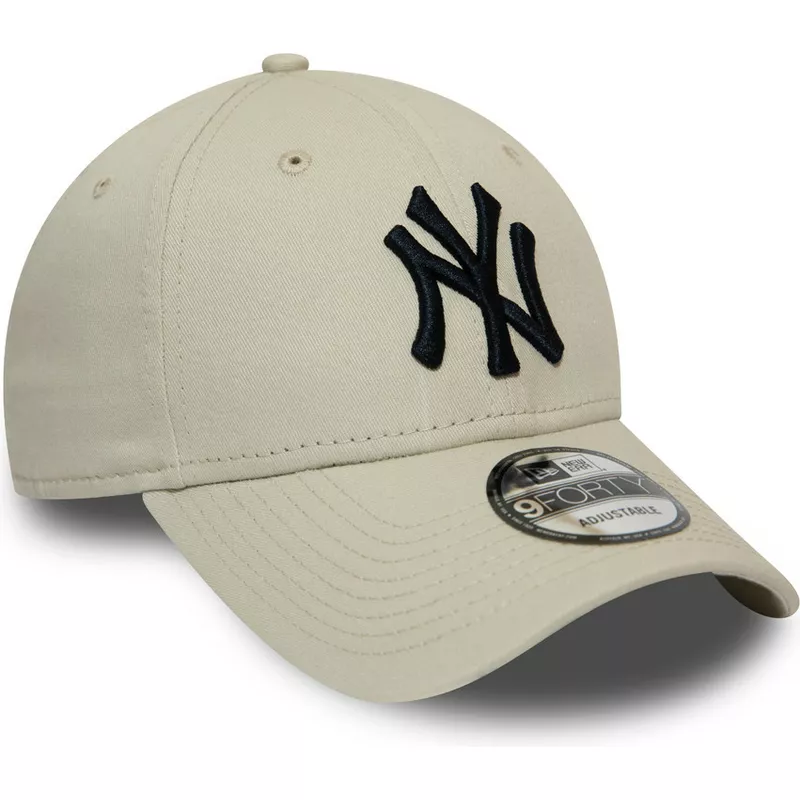 gorra-curva-beige-ajustable-con-logo-negro-9forty-league-essential-de-new-york-yankees-mlb-de-new-era