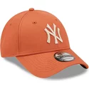 gorra-curva-naranja-ajustable-con-logo-beige-9forty-league-essential-de-new-york-yankees-mlb-de-new-era